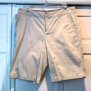 EDDIE BAUER Light Khaki Bermuda Shorts